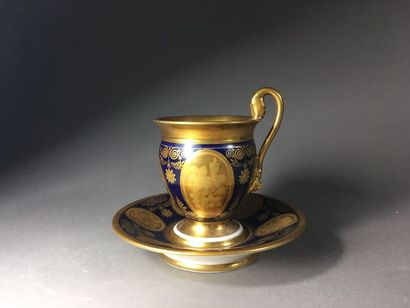 Tasse et sous tasse en porcelaine de Paris
A...