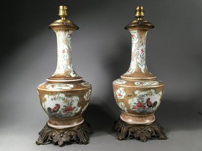 Paire de vases balustres en porcelaine dans...