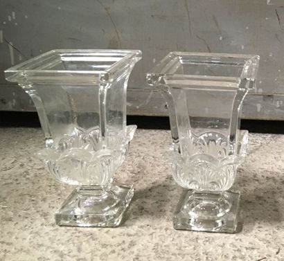Paire de vases quadrangulaires
En cristal,...
