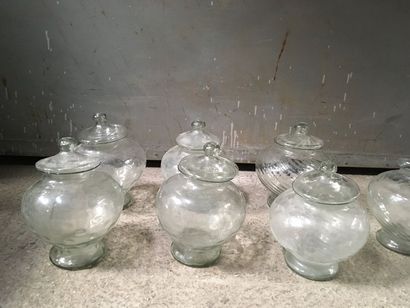 Ensemble de 7 pots couverts
En verre, à panse...