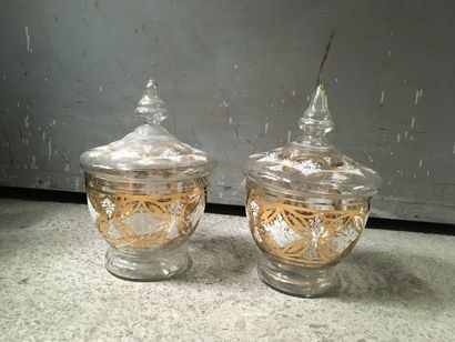 Coupes couvertes en cristal
Décor de frises...