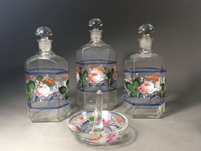 Suite de trois flacons en verre émaillé à...