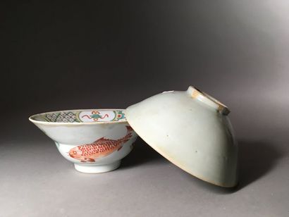 CHINE
Ensemble de deux bols:
- Bol en porcelaine...