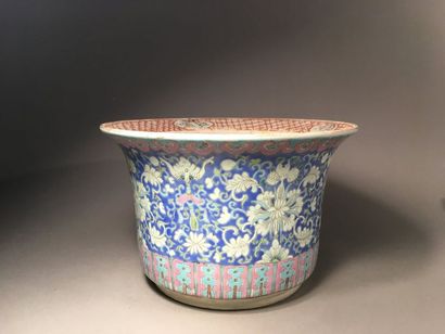 CHINE
Grand cache pot en porcelaine à décor...