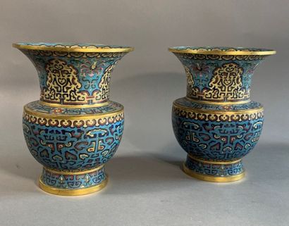 CHINE
Paire de vases en émail cloisonné
Marque...
