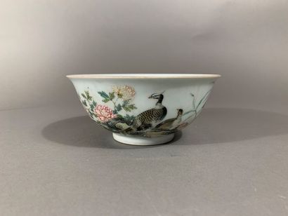 CHINE
Bol en porcelaine de la famille Rose...
