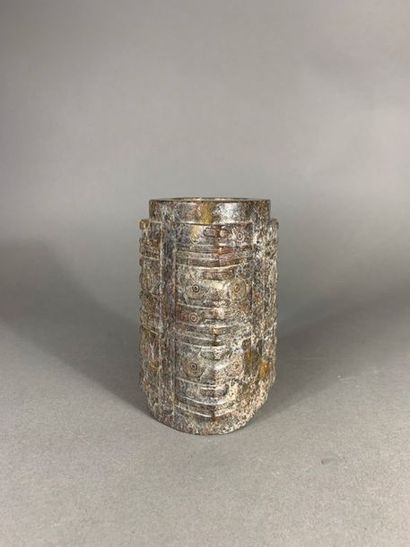 CHINE
Cong en pierre dure gravée
