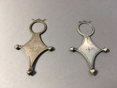 Bel ensemble de bijoux comprenant:
-Deux...