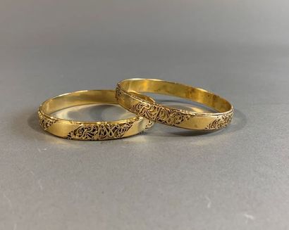 Ensemble de deux bracelets en or 18K à décor...