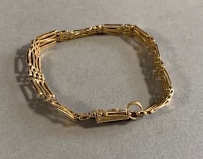 Petit bracelet articulé en or jaune 18k.
poids...
