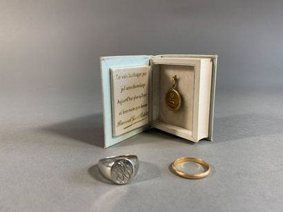 Ensemble de bijoux et débris d'or:
- 1 alliance...