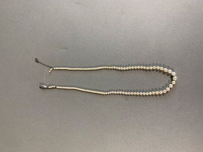 Collier de perles en chute.
Accident