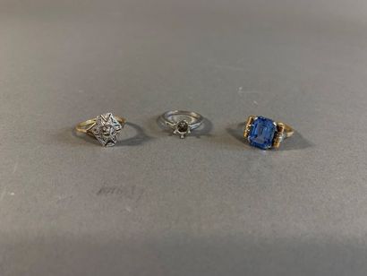 Lot comprenant :
- trois bagues en or 750...