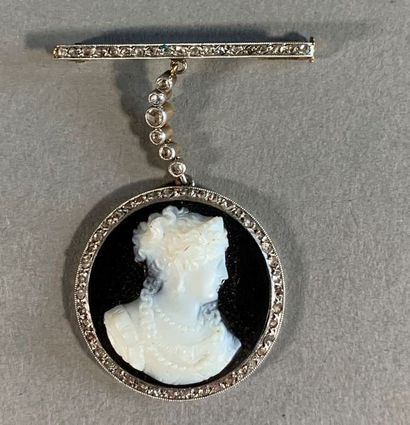 Broche circulaire ornée d'un camée figurant...