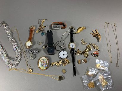 Lot de bijoux fantaisie comprenant 4 montres...
