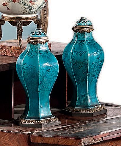 CHINE Époque Kangxi (1662-1722)
Deux vases...