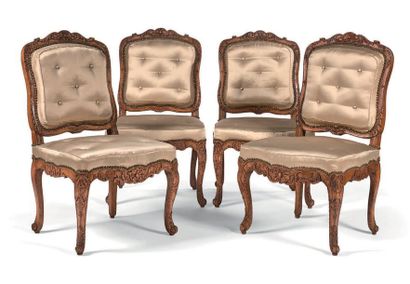 Suite de quatre chaises à la reine en hêtre...