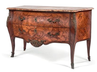 Belle commode galbée en placage de bois de...