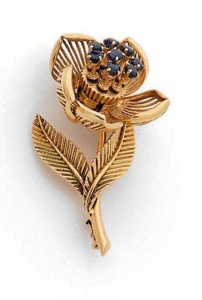 Broche fleur mouvementée en or jaune 18K...