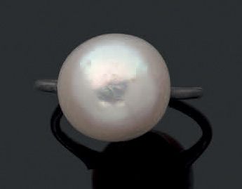 Bague en platine ornée d’une perle fine bouton.
Diam....