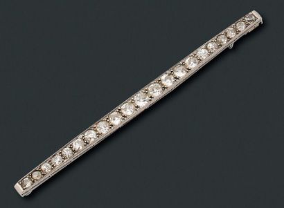 Longue barrette en platine sertie d’une chute...