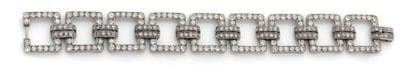 Bracelet souple en platine articulé d'anneaux...