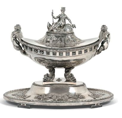 Grande soupière de forme ovale en argent...