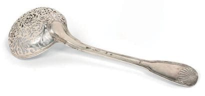 Cuillère à saupoudrer en argent, modèle à...