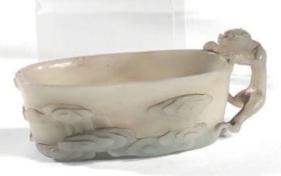 CHINE XVIIIe siècle
Coupe en néphrite céladon...
