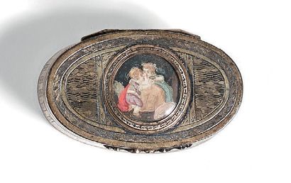 Boîte ovale en argent doré gravée et ciselée...
