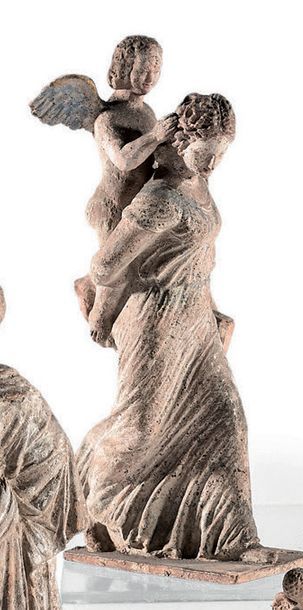 Deux statuettes représentant une femme assise...