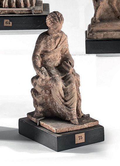 Deux statuettes représentant une femme assise...