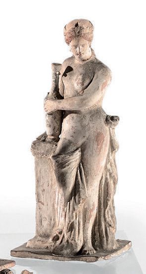 Deux statuettes représentant des femmes,...