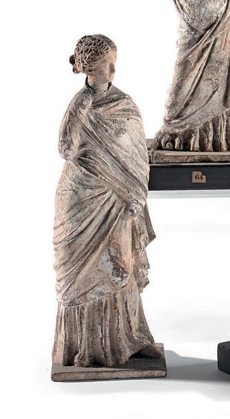 Deux statuettes représentant des femmes,...