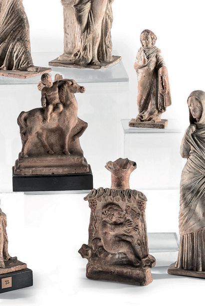 Un vase à décor d'un Éros musicien et deux...