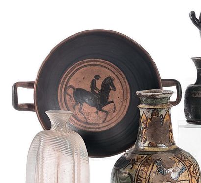 Kylix à figures noires, le tondo peint d'un...