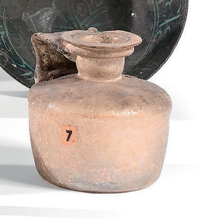 Pichet muni d'une anse coudée rubanée.
Verre.
Lacune...