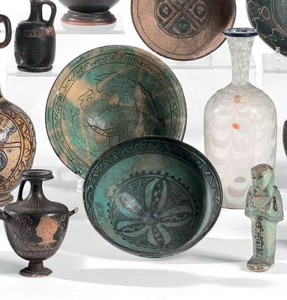 Ensemble de cinq céramiques persanes médié­vales,...