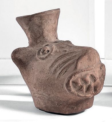 Petit vase funéraire zoomorphe à tête de...