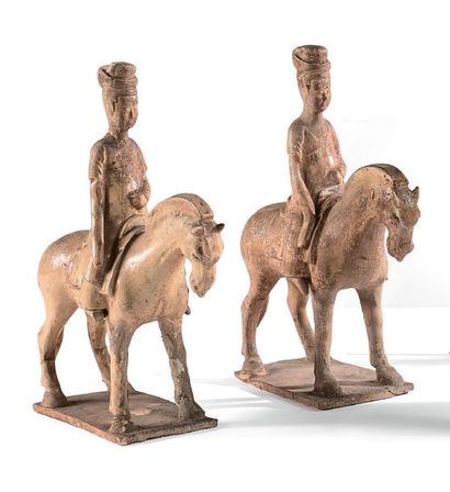 CHINE

Deux statuettes de cavaliers à l'arrêt...