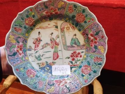 CHINE. Deux assiettes en porcelaine à bords...