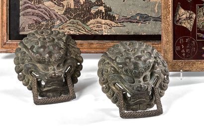 CHINE

Deux poignées de porte en cuivre repoussé...