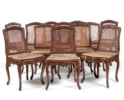 Suite de douze chaises à la reine à fond...