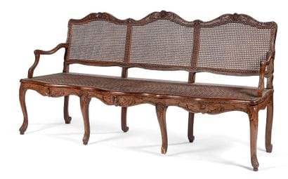 Paire de bergères en hêtre mouluré et sculpté...