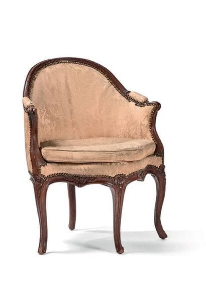 Fauteuil de bureau en hêtre mouluré sculpté.
Piètement...