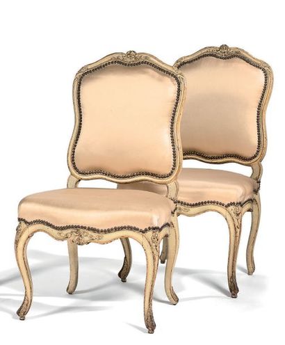 Paire de chaises à la reine en bois mouluré...