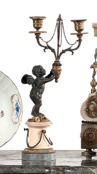Paire de candélabres à deux bras de lumière...