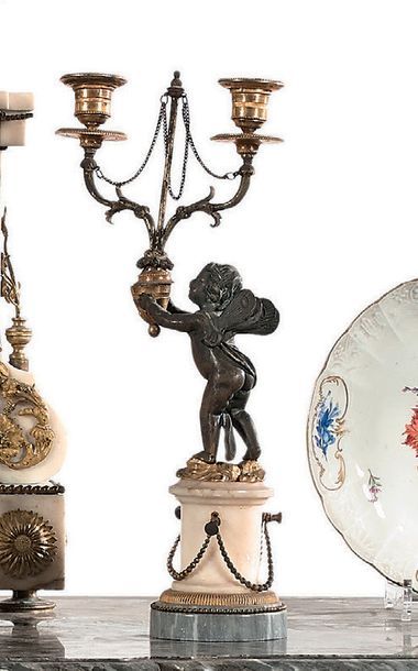 Paire de candélabres à deux bras de lumière...