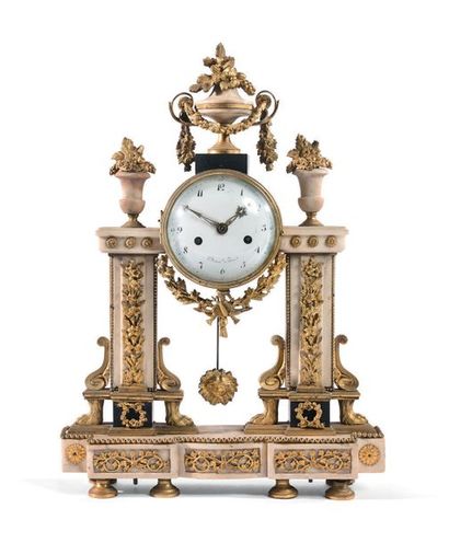 Pendule portique en marbre blanc et bronze...