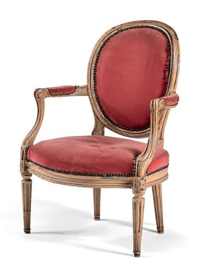 Fauteuil cabriolet en bois mouluré, sculpté,...
